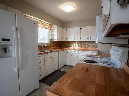 1075 Moncton Ave, Kamloops, BC - Indoor Photo Showing Kitchen With Double Sink