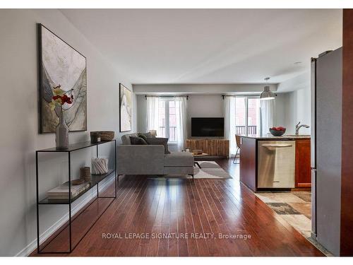11-667D Warden Ave, Toronto, ON - Indoor Photo Showing Living Room