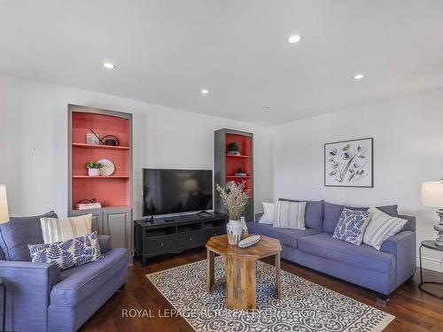 13 Strawberry Hill Crt, Caledon, ON - Indoor Photo Showing Living Room