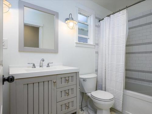 7128 Benwaldun Rd, Lantzville, BC - Indoor Photo Showing Bathroom