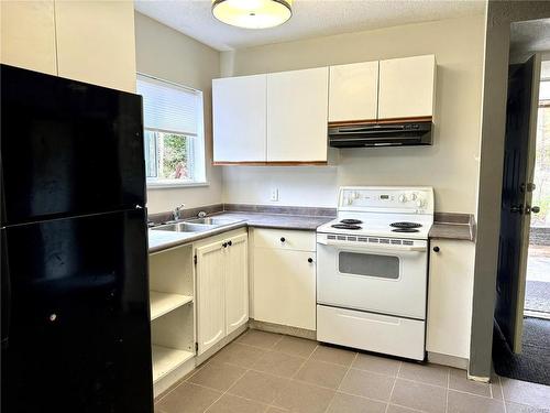 2911 Royston Rd, Cumberland, BC - Indoor Photo Showing Kitchen With Double Sink