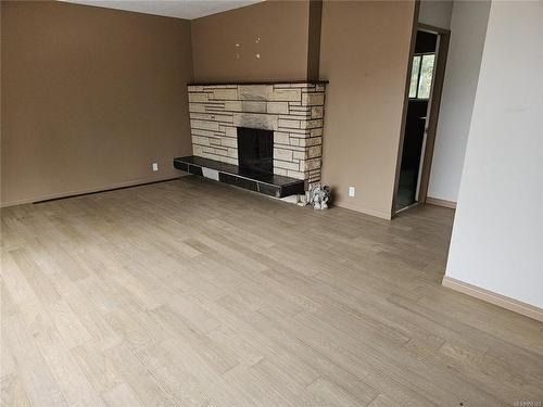2911 Royston Rd, Cumberland, BC - Indoor With Fireplace