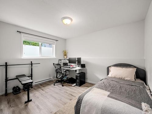 B-910 1St St, Courtenay, BC - Indoor Photo Showing Bedroom