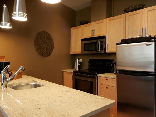 305C-1800 Riverside Lane, Courtenay, BC - Indoor Photo Showing Kitchen