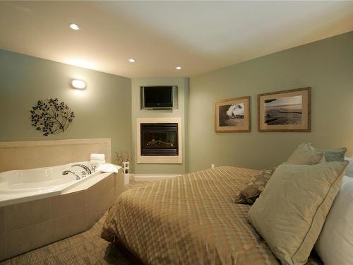 305C-1800 Riverside Lane, Courtenay, BC - Indoor Photo Showing Bedroom