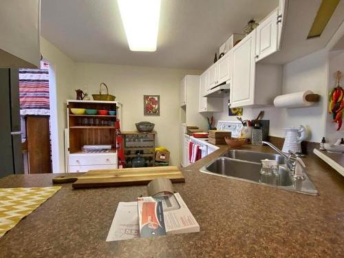 1-4476 Barriere Town Rd, Barriere, BC - Indoor Photo Showing Kitchen With Double Sink