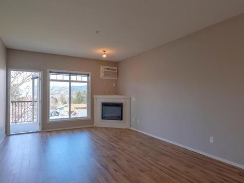 315-250 Hollywood Road, Kelowna, BC - Indoor Photo Showing Living Room With Fireplace