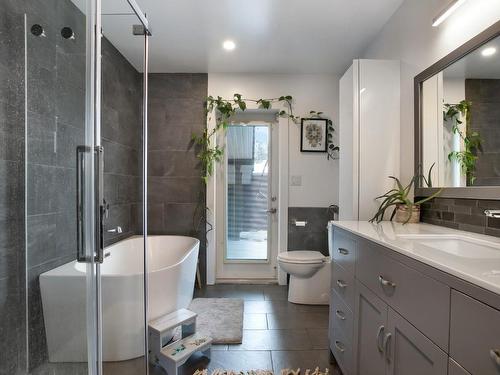 1241 Lawson Avenue, Kelowna, BC - Indoor Photo Showing Bathroom