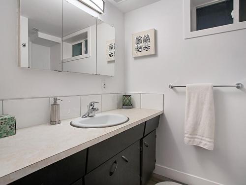 1241 Lawson Avenue, Kelowna, BC - Indoor Photo Showing Bathroom