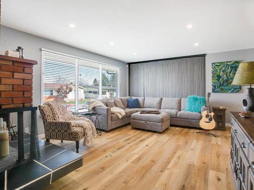 1251 Lawson Avenue, Kelowna, BC - Indoor Photo Showing Living Room