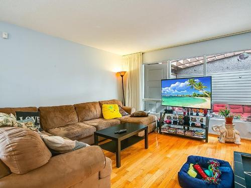 1261 Lawson Avenue, Kelowna, BC - Indoor Photo Showing Living Room
