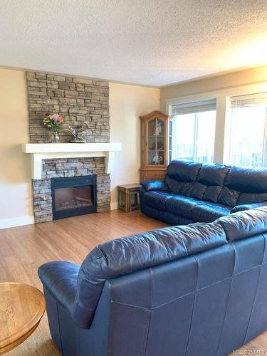 9611 Askew Creek Dr, Chemainus, BC - Indoor Photo Showing Living Room With Fireplace