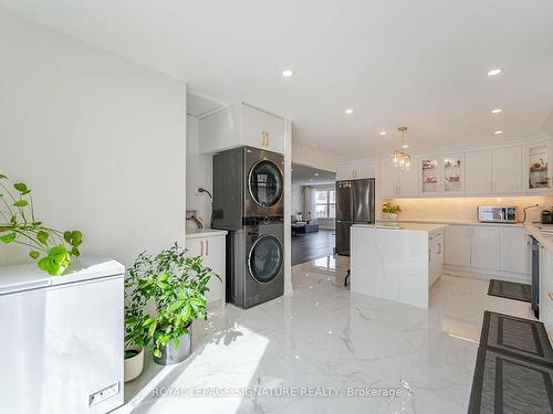 212 Currey Cres, Newmarket, ON - Indoor Photo Showing Kitchen
