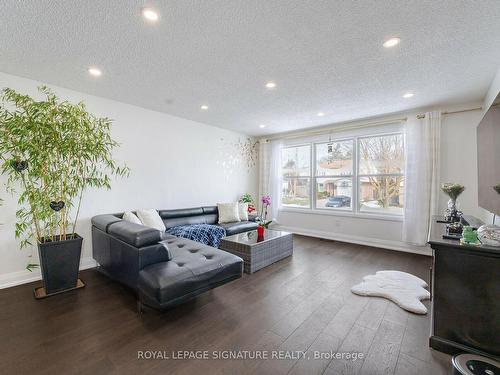 212 Currey Cres, Newmarket, ON - Indoor Photo Showing Living Room