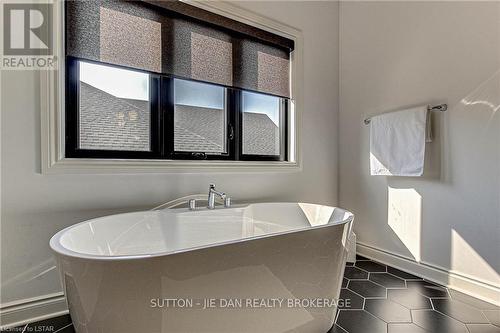 1717 Upper West Avenue, London, ON - Indoor Photo Showing Bathroom