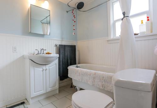 511 Carbonate Street, Nelson, BC - Indoor Photo Showing Bathroom