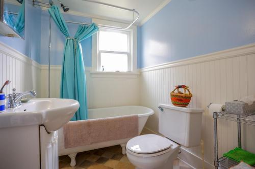 511 Carbonate Street, Nelson, BC - Indoor Photo Showing Bathroom