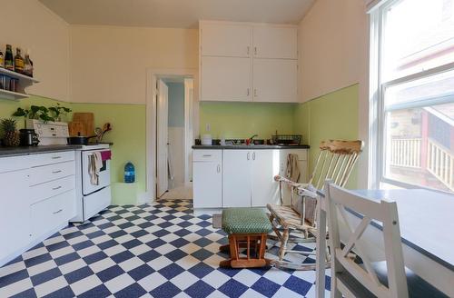 511 Carbonate Street, Nelson, BC - Indoor Photo Showing Kitchen