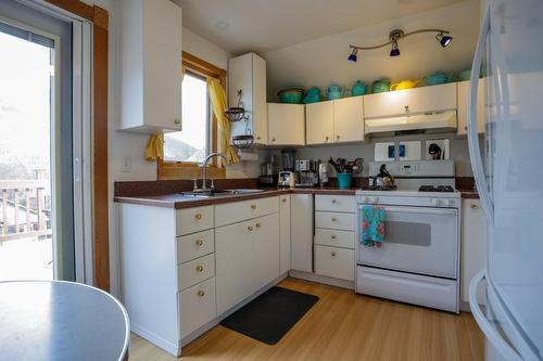 511 Carbonate Street, Nelson, BC - Indoor Photo Showing Kitchen With Double Sink