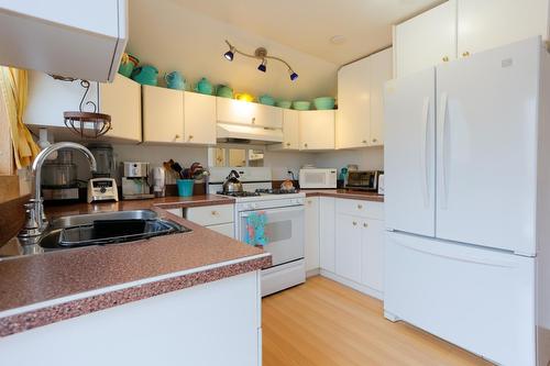 511 Carbonate Street, Nelson, BC - Indoor Photo Showing Kitchen With Double Sink