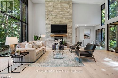 22 Melrose Dr, Niagara-On-The-Lake, ON - Indoor Photo Showing Living Room With Fireplace