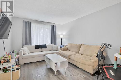 18 Bronte Cres, Barrie, ON - Indoor Photo Showing Living Room