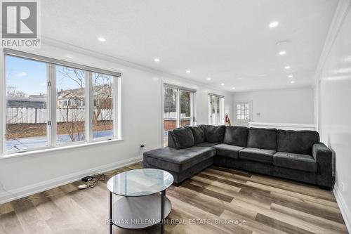 5138 Valley Way, Niagara Falls, ON - Indoor Photo Showing Living Room