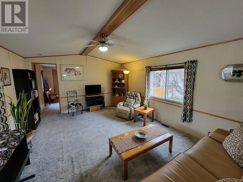 715 10Th Avenue, Keremeos, BC - Indoor Photo Showing Living Room