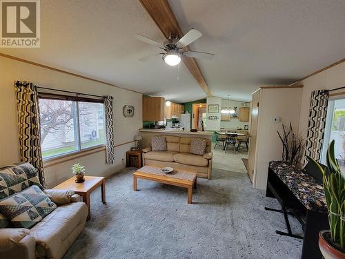 715 10Th Avenue, Keremeos, BC - Indoor Photo Showing Living Room