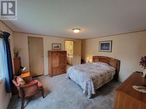 715 10Th Avenue, Keremeos, BC - Indoor Photo Showing Bedroom