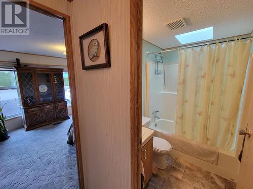 715 10Th Avenue, Keremeos, BC - Indoor Photo Showing Bathroom
