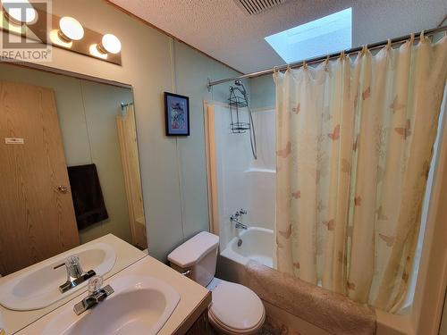 715 10Th Avenue, Keremeos, BC - Indoor Photo Showing Bathroom