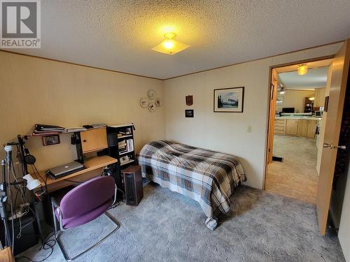 715 10Th Avenue, Keremeos, BC - Indoor Photo Showing Bedroom
