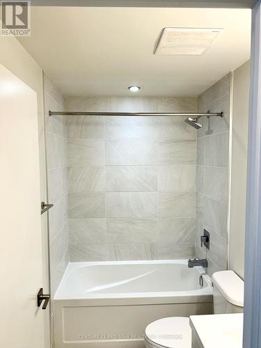 #1407 -2087 Fairview St, Burlington, ON - Indoor Photo Showing Bathroom