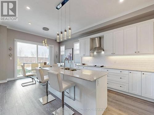 48 Pine Hill Cres, Aurora, ON - Indoor Photo Showing Kitchen With Upgraded Kitchen