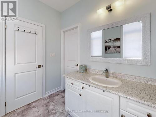 48 Pine Hill Cres, Aurora, ON - Indoor Photo Showing Bathroom