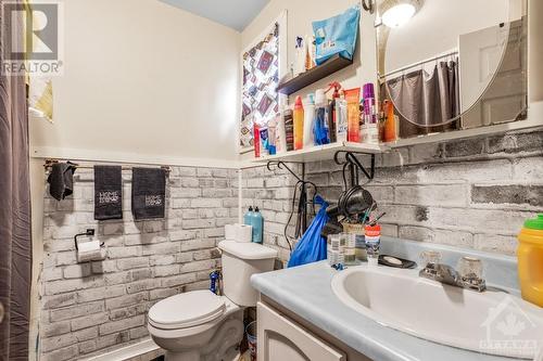 312 Prince Arthur Street, Cornwall, ON - Indoor Photo Showing Bathroom
