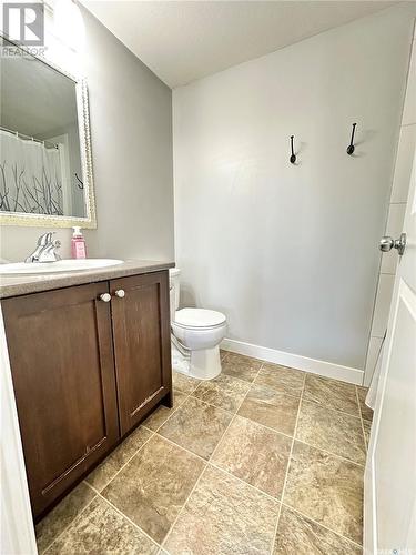 101 820 5Th Street, Weyburn, SK - Indoor Photo Showing Bathroom