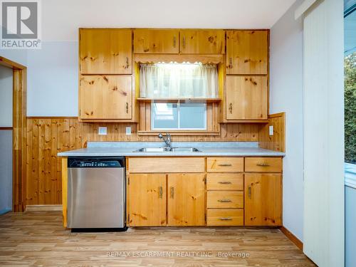 100 Fall St N, Guelph/Eramosa, ON - Indoor Photo Showing Kitchen With Double Sink