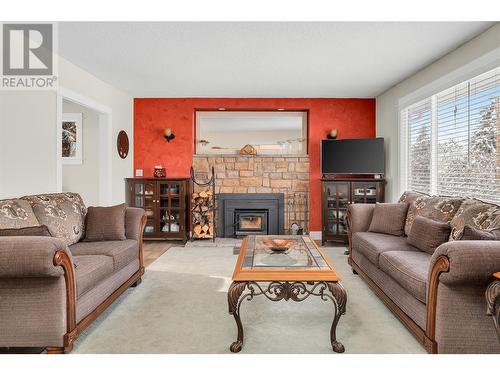 935 Belgo Road, Kelowna, BC - Indoor Photo Showing Living Room With Fireplace