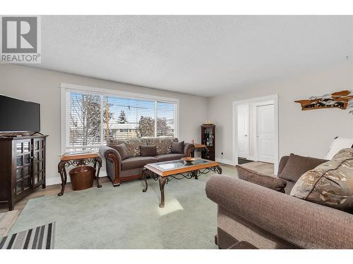 935 Belgo Road, Kelowna, BC - Indoor Photo Showing Living Room