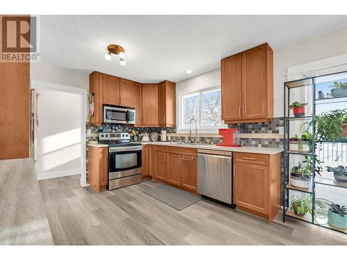 935 Belgo Road, Kelowna, BC - Indoor Photo Showing Kitchen