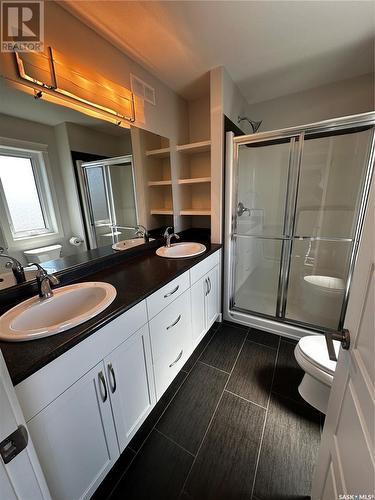 4541 E Green Apple Drive, Regina, SK - Indoor Photo Showing Bathroom