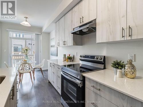 363 Okanagan Path, Oshawa, ON - Indoor Photo Showing Kitchen With Upgraded Kitchen
