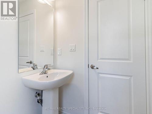 363 Okanagan Path, Oshawa, ON - Indoor Photo Showing Bathroom