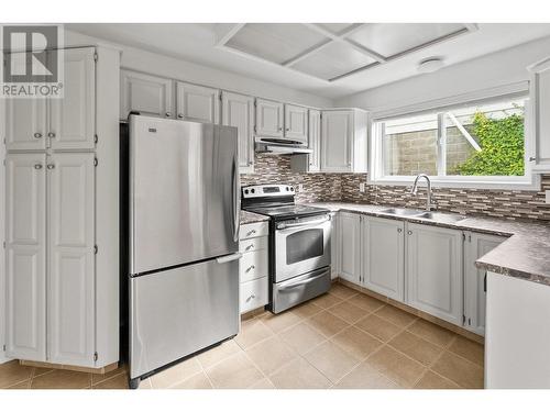 200 Hollywood Road N Unit# 101, Kelowna, BC - Indoor Photo Showing Kitchen With Double Sink With Upgraded Kitchen