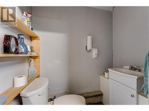 2703 39 Avenue, Vernon, BC - Indoor Photo Showing Bathroom