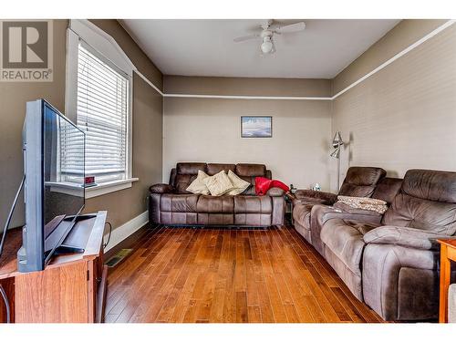 2703 39 Avenue, Vernon, BC - Indoor Photo Showing Living Room