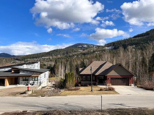 806 White Tail Drive, Rossland, BC 