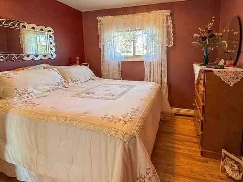 917 10Th Street S, Cranbrook, BC - Indoor Photo Showing Bedroom